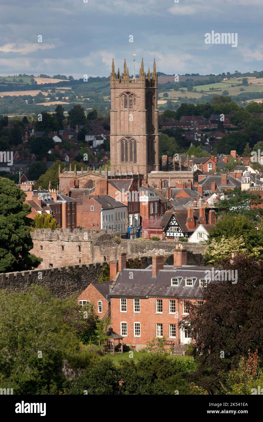 Vista sulla chiesa di St Laurence da Whitcliffe Common, Ludlow, Shropshire, Inghilterra Foto Stock