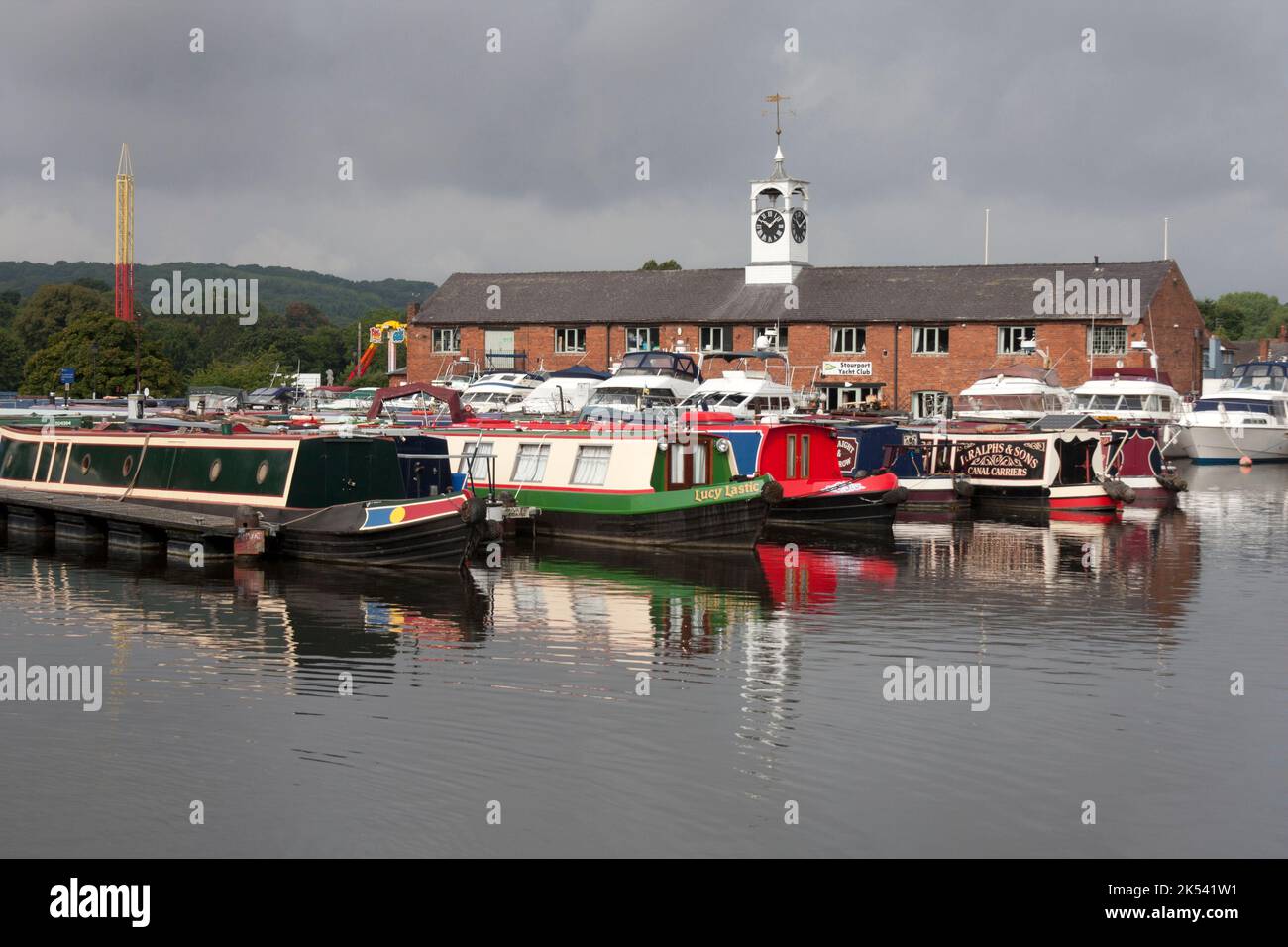 Stourport sul molo del canale Severn, bacino del canale, Stourport Ring, Staffordshire & Worcestershire Canal, Worcs, Inghilterra Foto Stock