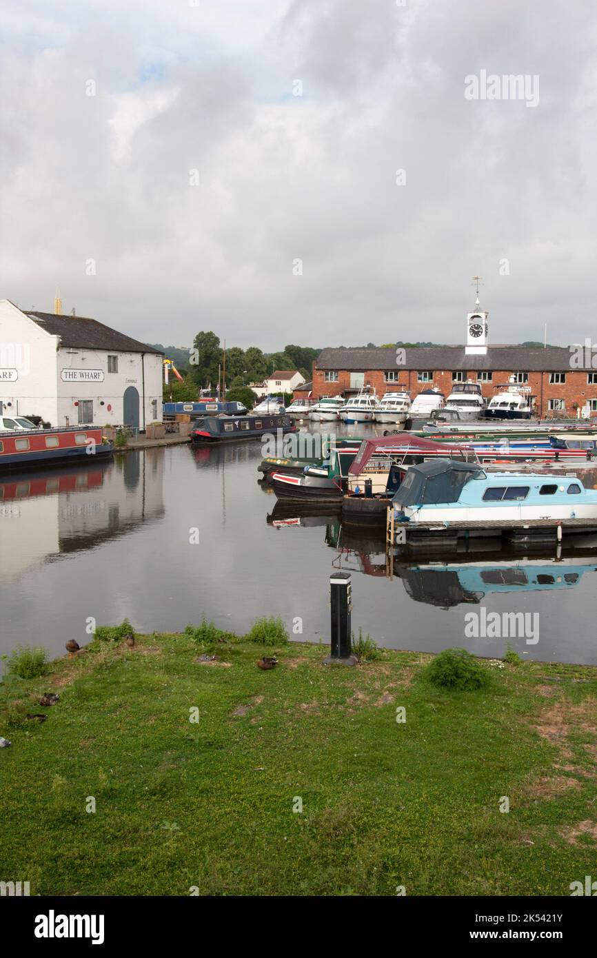 Stourport sul molo del canale Severn, bacino del canale, Stourport Ring, Staffordshire & Worcestershire Canal, Worcs, Inghilterra Foto Stock