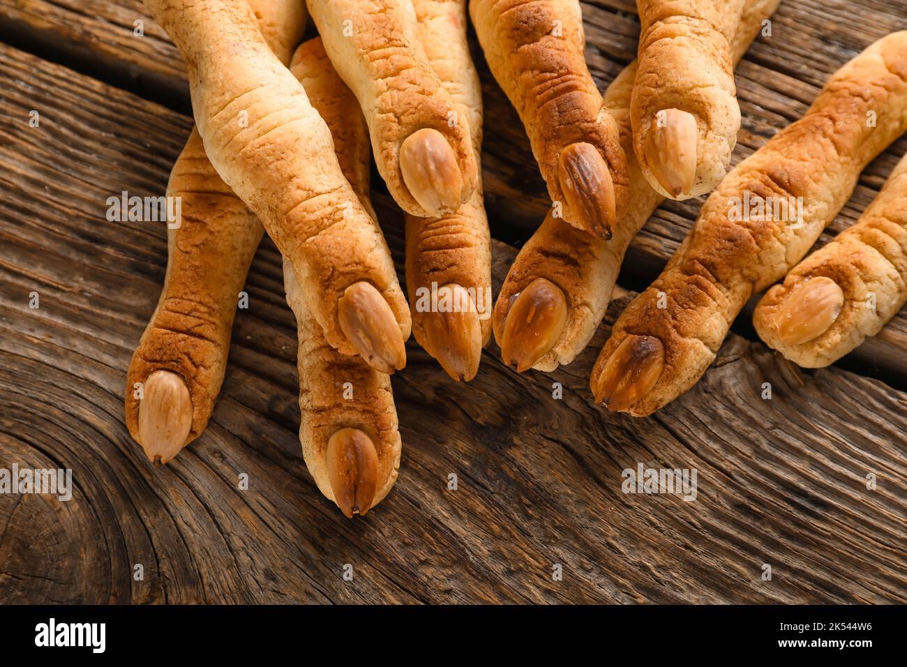Biscotti delle dita delle streghe di Halloween su sfondo di legno, primo piano Foto Stock