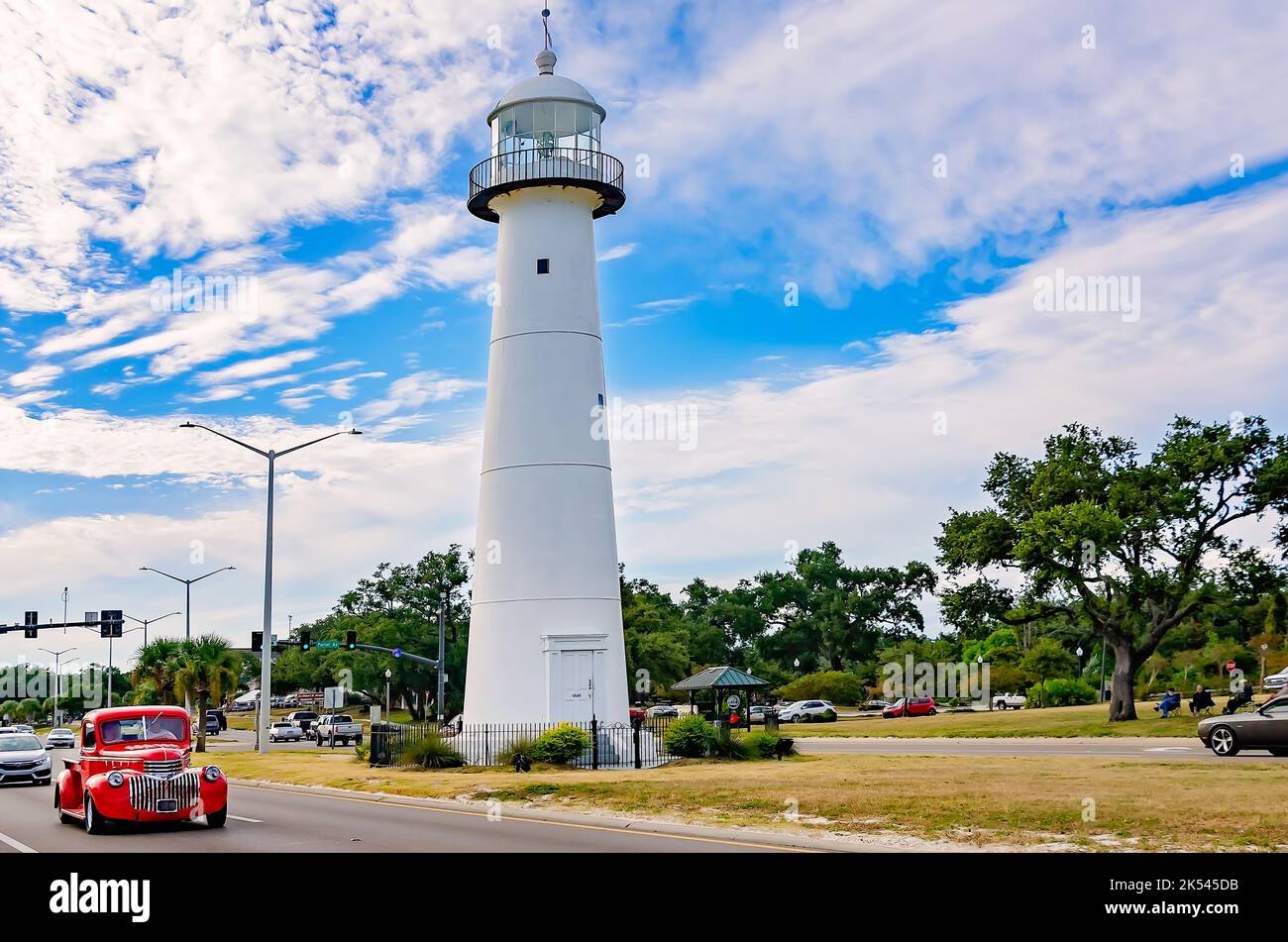 Un camion d'epoca passa davanti al faro di Biloxi durante il 26th° festival annuale di auto d'epoca Cruisin' the Coast, il 4 ottobre 2022, a Biloxi, Mississippi. Foto Stock