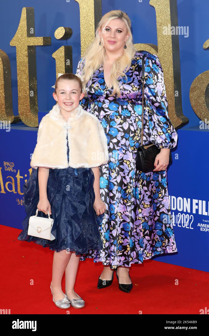 Darcy Pentland e Louise Pentland partecipano alla prima mondiale del Matilda The Musical di Roald Dahl, pubblicato da Sony Pictures nei cinema di tutto il Regno Unito & Foto Stock