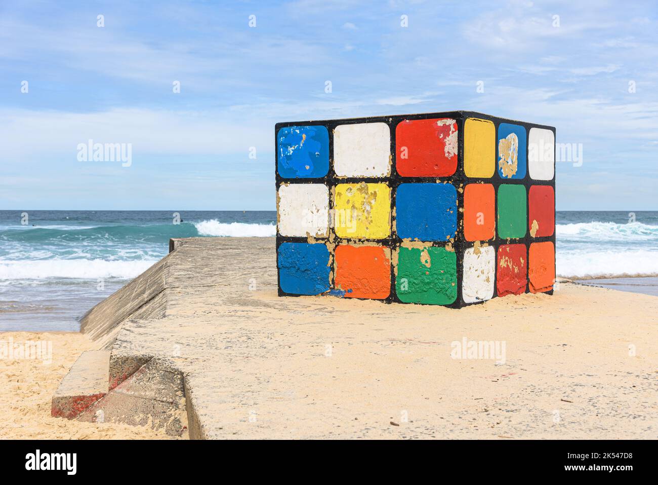 Il Big Rubik's Cube sulla spiaggia di Maroubra, Sydney, Australia Foto Stock