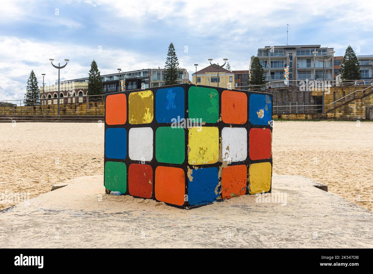 Il Big Rubik's Cube sulla spiaggia di Maroubra, Sydney, Australia Foto Stock