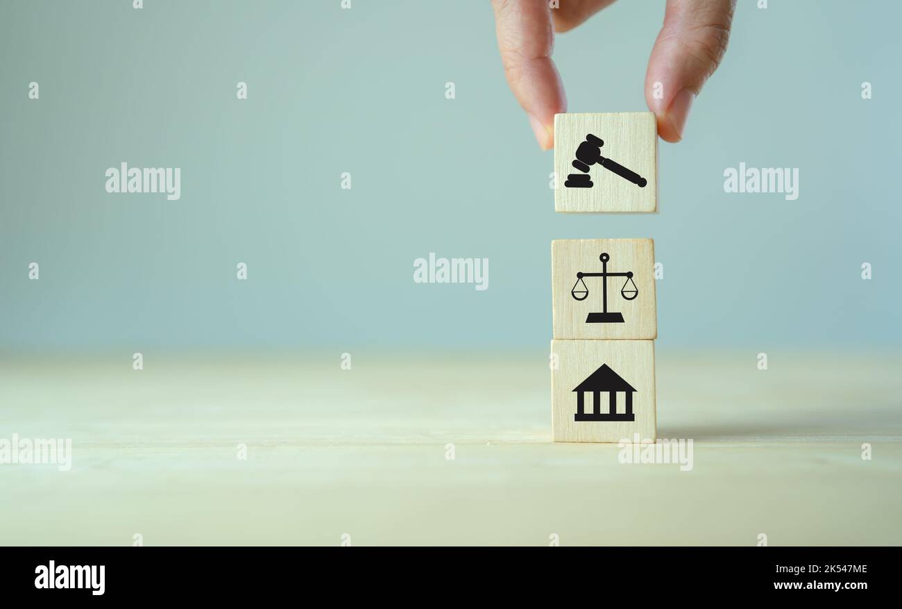 Forma di blocco cubo di legno con icona legge giustizia legale. Banner diritto commerciale e giudiziario. Moderno design a blocchi di cubi impilabili con corte, bilancia e giustizia Foto Stock