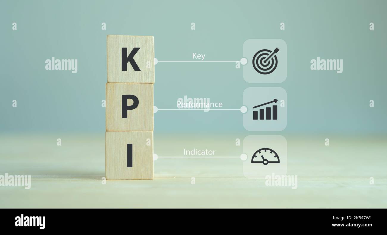 Concetto KPI banner. Key Performance Indicator che utilizza metriche di business intelligence per misurare il raggiungimento rispetto all'obiettivo pianificato. Cubetti di legno con KP Foto Stock