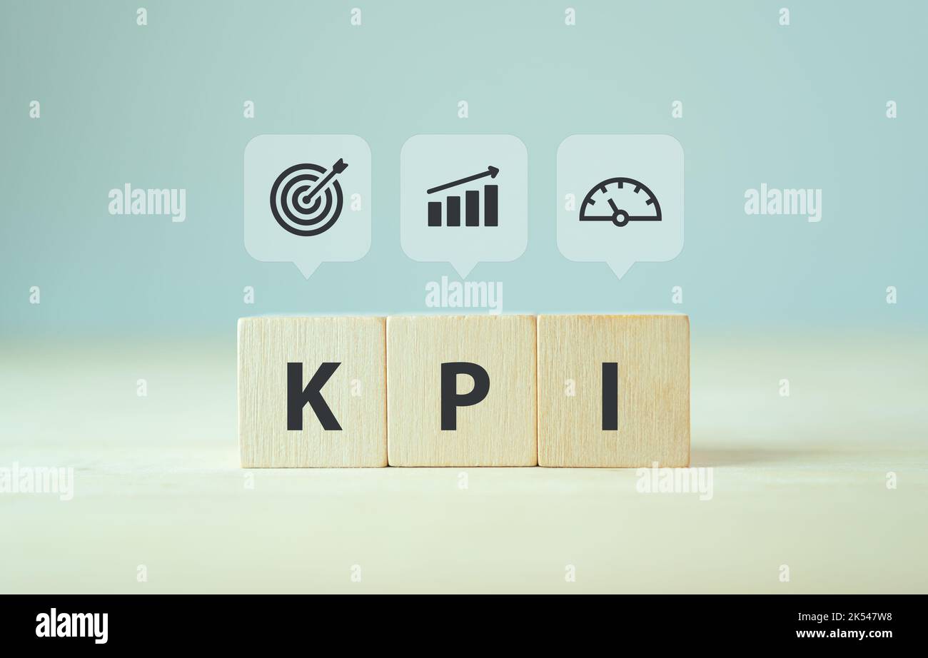 Concetto KPI banner. Key Performance Indicator che utilizza metriche di business intelligence per misurare il raggiungimento rispetto all'obiettivo pianificato. Cubetti di legno con KP Foto Stock