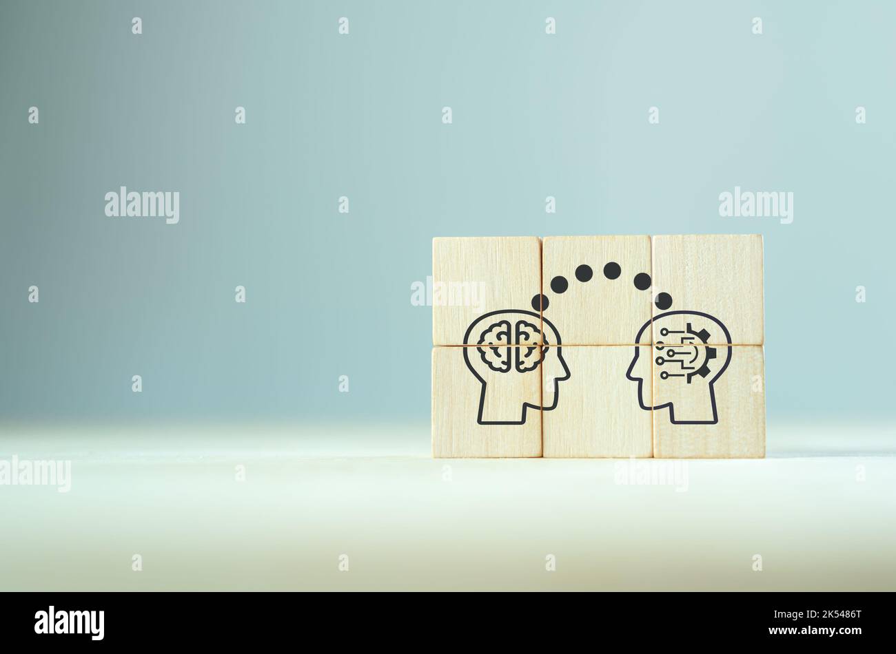 Concetto di big data e intelligenza artificiale. Concetto di apprendimento automatico e dominio della mente informatica. Testa mentale del cervello umano con simboli testa robot ai su Foto Stock