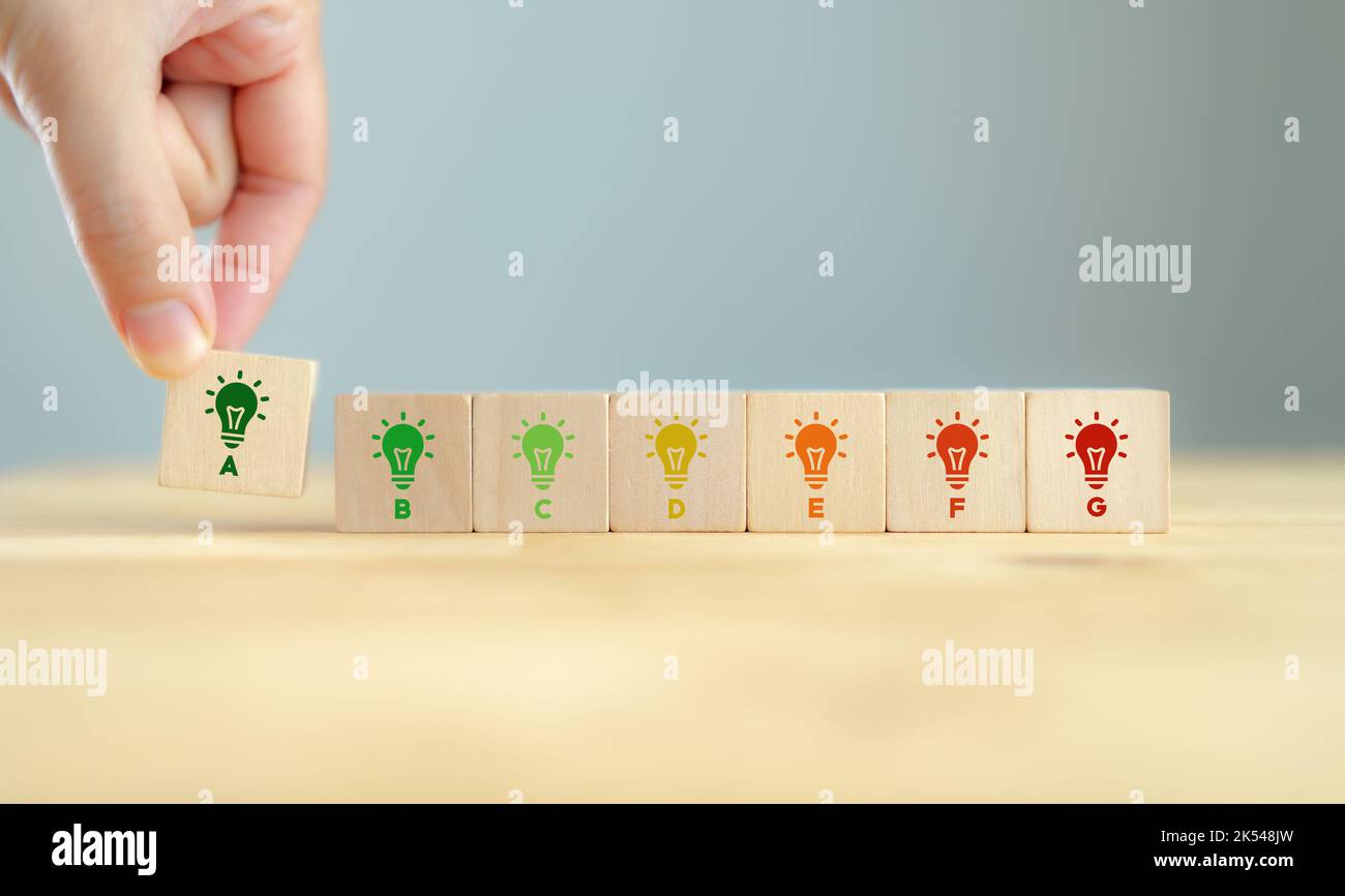 Efficienza energetica e concetto di miglioramento della casa. Casa ecologica e bio-energetica. Classe energetica;classe di efficienza della casa. Basso consumo energetico per risparmiare denaro. Ha Foto Stock