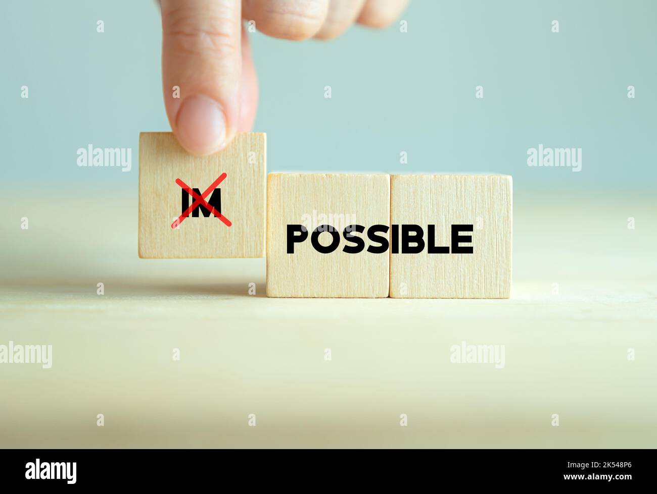 Mentalità positiva, business, successo, sfida, motivazione, realizzazione e concetto possibile. Successo della mentalità della crescita. La mano tiene i cubetti di legno con rosso Foto Stock