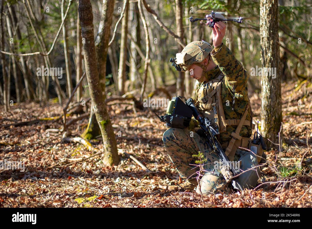 CPL. Marine USA Steven Nowacki gestisce un sistema di aerei senza equipaggio per un evento di forza in vigore durante l'esercizio Fuji Viper 20-2 a Camp Fuji, Giappone, 12 dicembre 2019. Fuji Viper è un'evoluzione dell'allenamento regolarmente programmata che consente alle unità di fanteria di mantenere la loro letalità e competenza nella fanteria e nella tattica combinata delle armi. Questa iterazione dell'esercizio è eseguita da un'unità di riserva attivata, 1st battaglione, 25th Regimento Marino, attualmente collegata a 4th Regimento Marino, 3rd Divisione Marina, come parte del programma di spiegamento dell'unità. Nowacki, nativo di Buffalo, N.Y., è un assalto Foto Stock