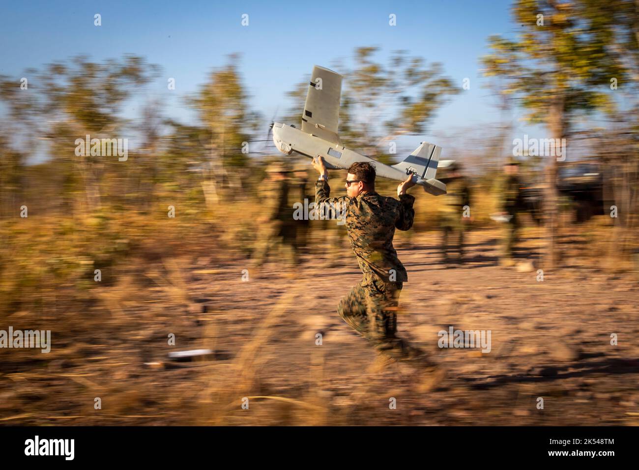 U.S. Marine Corps CPL. Andrew Abbott con Logistics Combat Element, Marine Rotational Force – Darwin, lancia il piccolo sistema di aerei senza equipaggio RQ-20B Puma presso la Mount Bundey Training Area, Northern Territory, Australia, 18 agosto 2020. Abbott è nativo di Greenwood, Delaware Marines, integrato con gli osservatori dell'esercito australiano per supportare le missioni antincendio con feed video in tempo reale dal Puma. (STATI UNITI Corpo marino foto di CPL. Harrison Rakhshani) Foto Stock