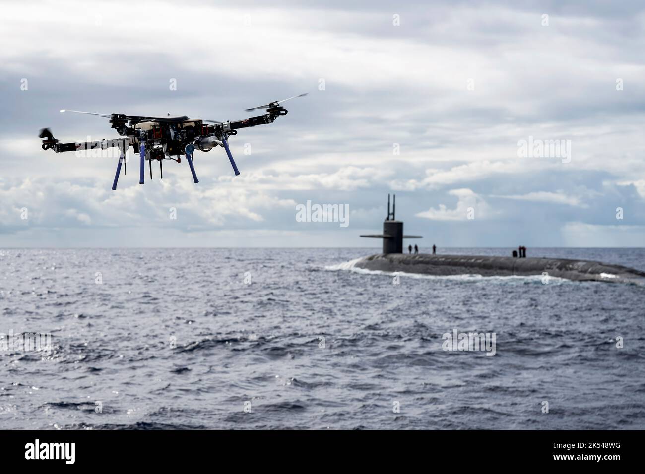 201019-N-LI768-1111 OCEANO PACIFICO 19 ottobre 2020 -- un veicolo aereo senza equipaggio fornisce un carico utile al sottomarino balistico-missile di classe Ohio USS Henry M. Jackson (SSBN 730) intorno alle isole hawaiane. Il rifornimento in corso sostiene la flotta ovunque e in qualsiasi momento. Questo evento è stato progettato per testare e valutare le tattiche, le tecniche e le procedure della logistica di spedizione del comando strategico degli Stati Uniti e migliorare la preparazione generale delle nostre forze strategiche. (STATI UNITI Navy Photo by Mass Communication Specialist 1° Classe Devin M. Langer/Released) Foto Stock