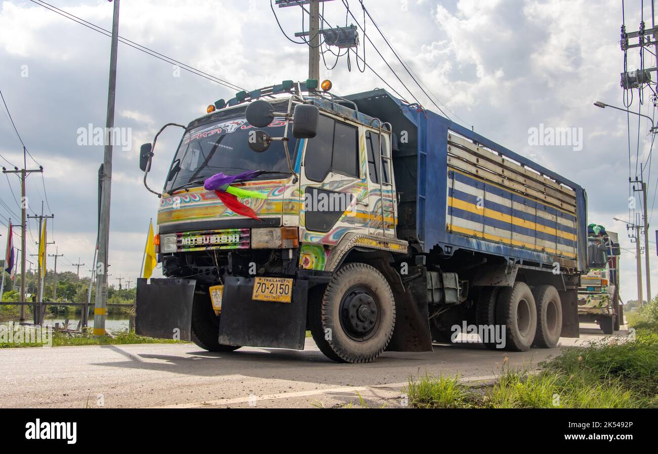 SAMUT PRAKAN, THAILANDIA, 21 2022 SETTEMBRE, Un camion dipinto guida sulla strada rurale, vista frontale Foto Stock