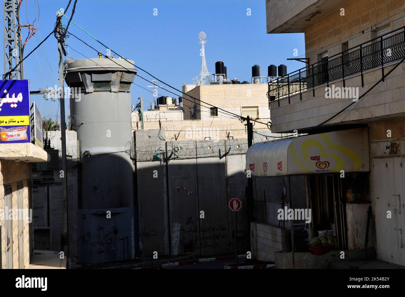Il muro della barriera di sicurezza israeliana nel mezzo del quartiere Shuafat, nel nord di Gerusalemme. Foto Stock