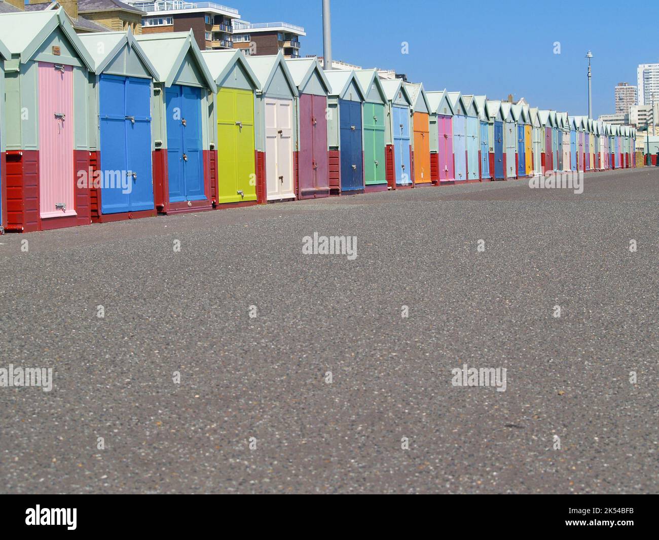 Storiche e famose capanne sulla spiaggia altamente colorate con il percorso di Hove e Brighton nel Regno Unito. Foto Stock