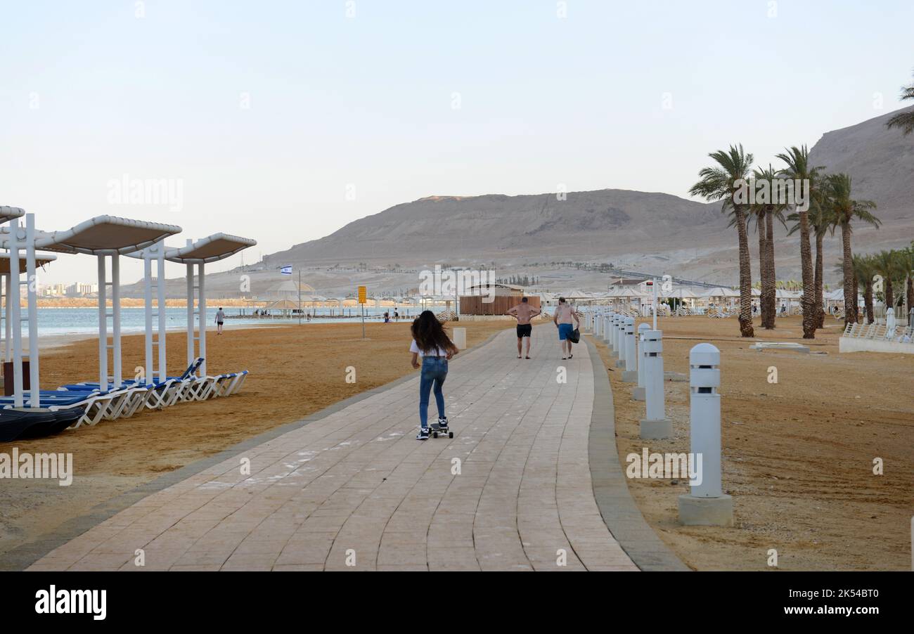 Camminando lungo la passeggiata del Mar Morto a Ein Bokek, Israele. Foto Stock