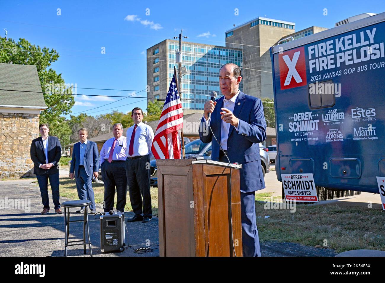 TOPEKA, KANSAS - 5 OTTOBRE 2022 Steve Johnson il candidato repubblicano per il tesoriere dello stato del Kansas si rivolge alla folla di sostenitori al kickoff del tour elettorale del KSGOP. Sullo sfondo sono (L-R) il congressista Jake LaTurner (KS-2) l'ex governatore del Kansas Dr. Jeff Colyer, l'ex governatore del New Jersey Chris Christie e il procuratore generale del Kansas Derek Schmidt l'attuale candidato repubblicano per il governatore Foto Stock