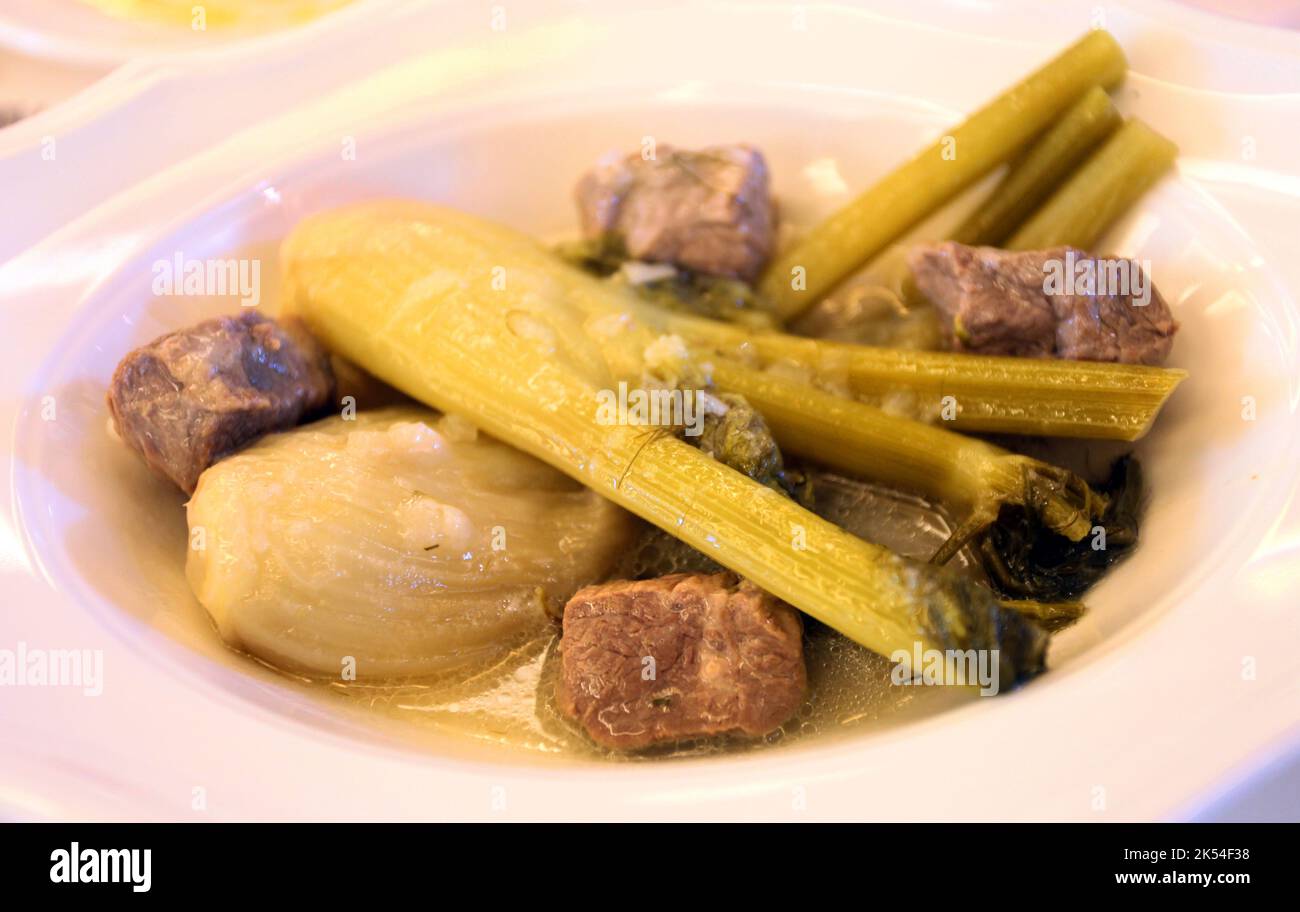 Sedano con carne (turco: Etli Kereviz) sul piatto della cena. Foto Stock