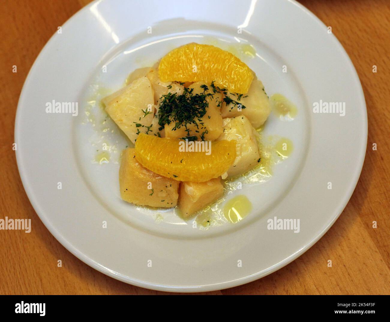 Sedano (turco: Kereviz) con frutta arancione sul piatto della cena. Foto Stock