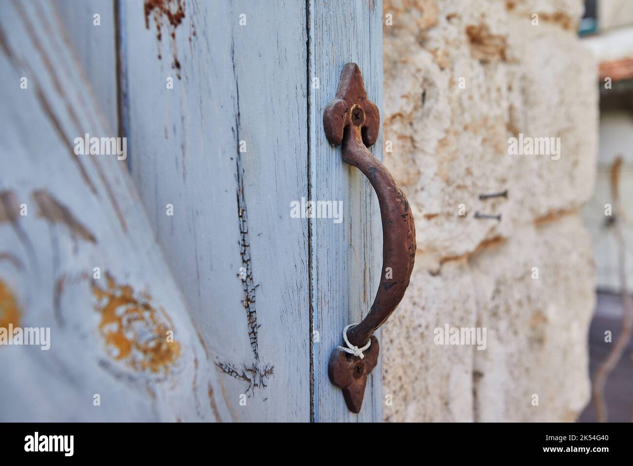 Texture Tende in legno con manico in metallo e parete in pietra. Foto Stock