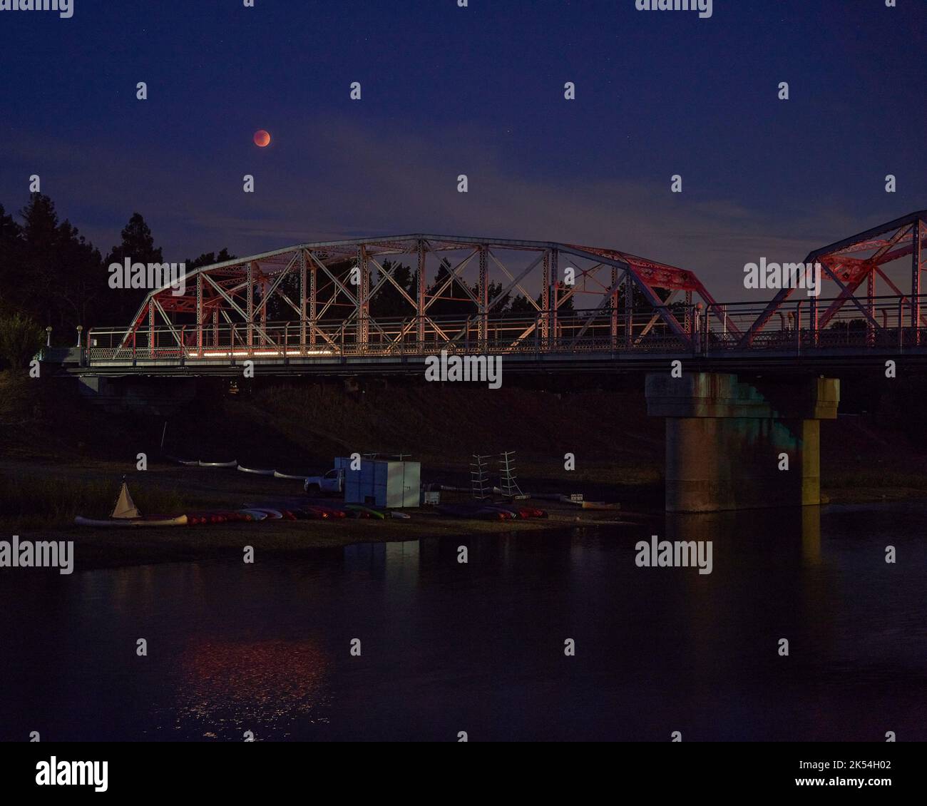 Eclissi lunare visto al Veterans Memorial Bridge sul fiume Russo a Healdsburg, California. Foto Stock