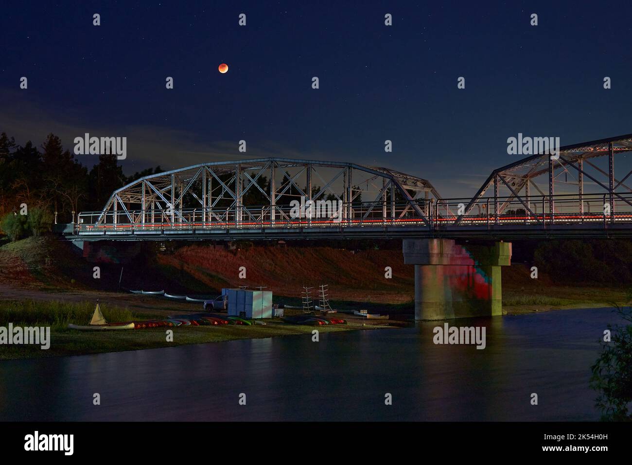 Eclissi lunare visto al Veterans Memorial Bridge sul fiume Russo a Healdsburg, California. Foto Stock