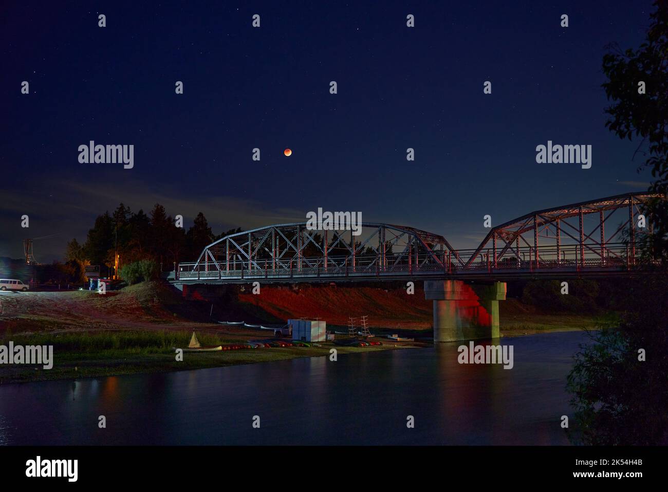 Eclissi lunare visto al Veterans Memorial Bridge sul fiume Russo a Healdsburg, California. Foto Stock