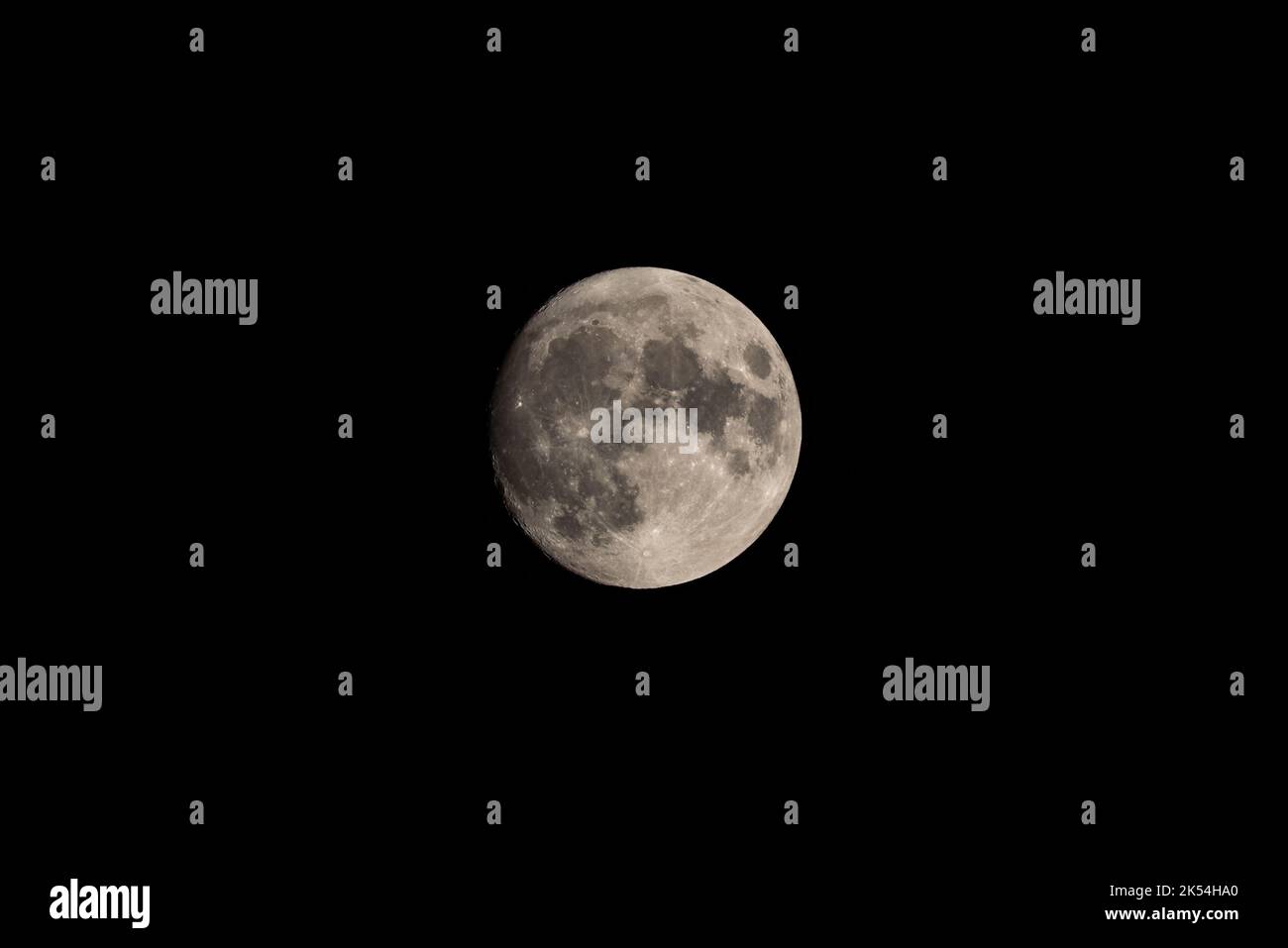 Luna piena nel cielo scuro Foto Stock