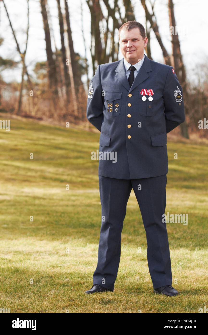 Mostrare con orgoglio le sue medaglie. Ritratto completo di un funzionario militare di alto rango a proprio agio. Foto Stock