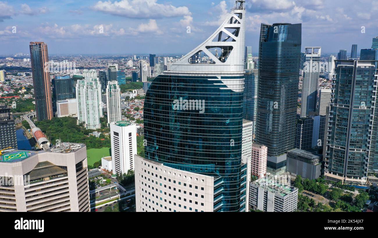 Moderni edifici aziendali contro il cielo blu. Alti edifici nella città di Giacarta. Grattacieli di colore blu del centro affari Foto Stock