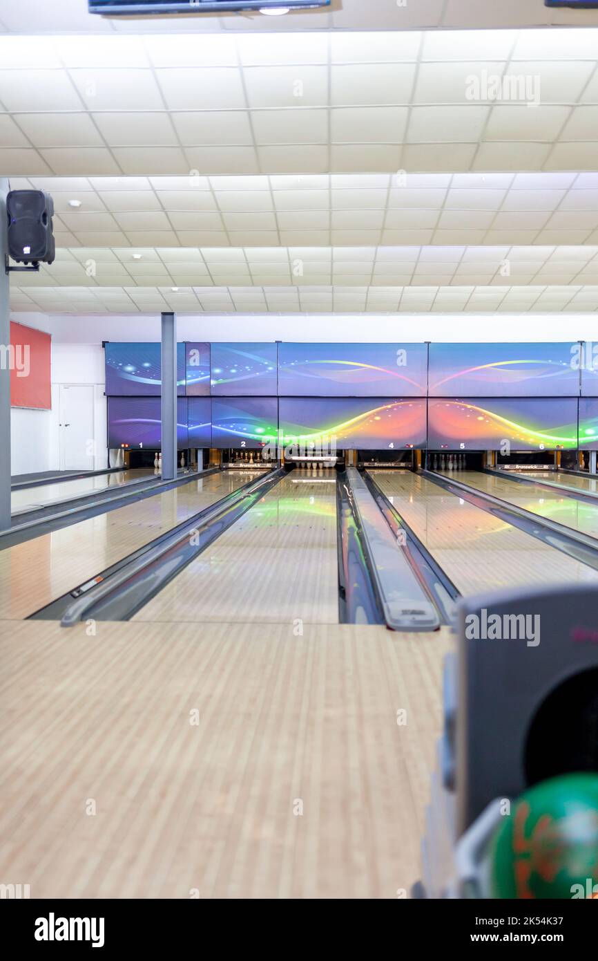 Sentieri con palle e spilli per il bowling. Un gioco divertente per l'azienda. Foto Stock