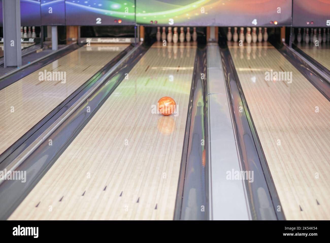 Sentieri con palle e spilli per il bowling. Un gioco divertente per l'azienda. Foto Stock