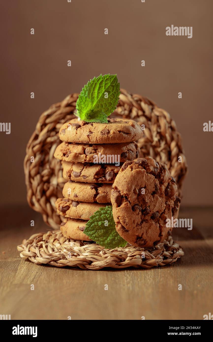 Biscotti al cioccolato appena sfornati con menta su un tavolo di legno. Foto Stock