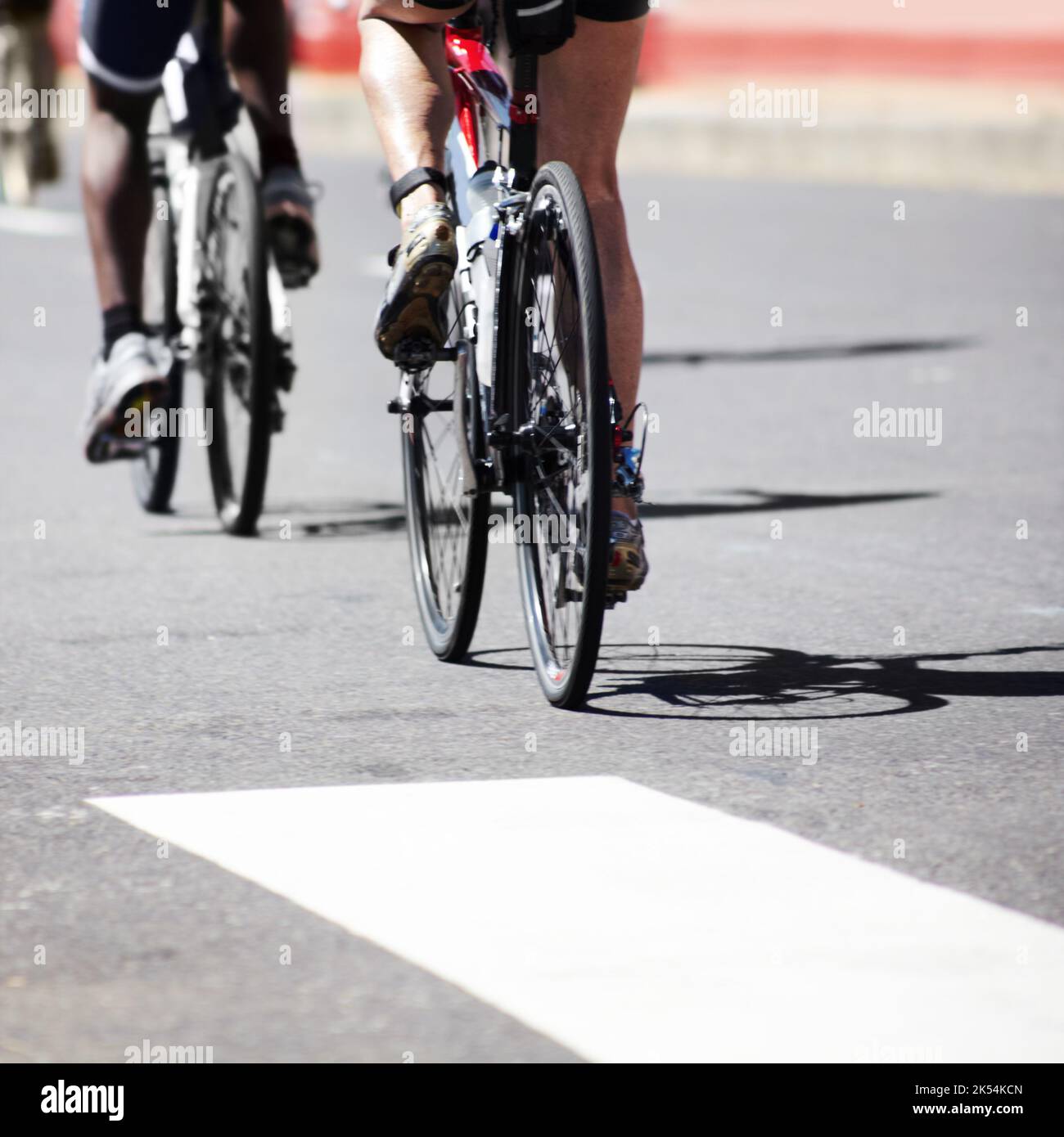 Goditi il viaggio. Un gruppo di ciclisti fuori sulla strada durante un tour in bicicletta. Foto Stock