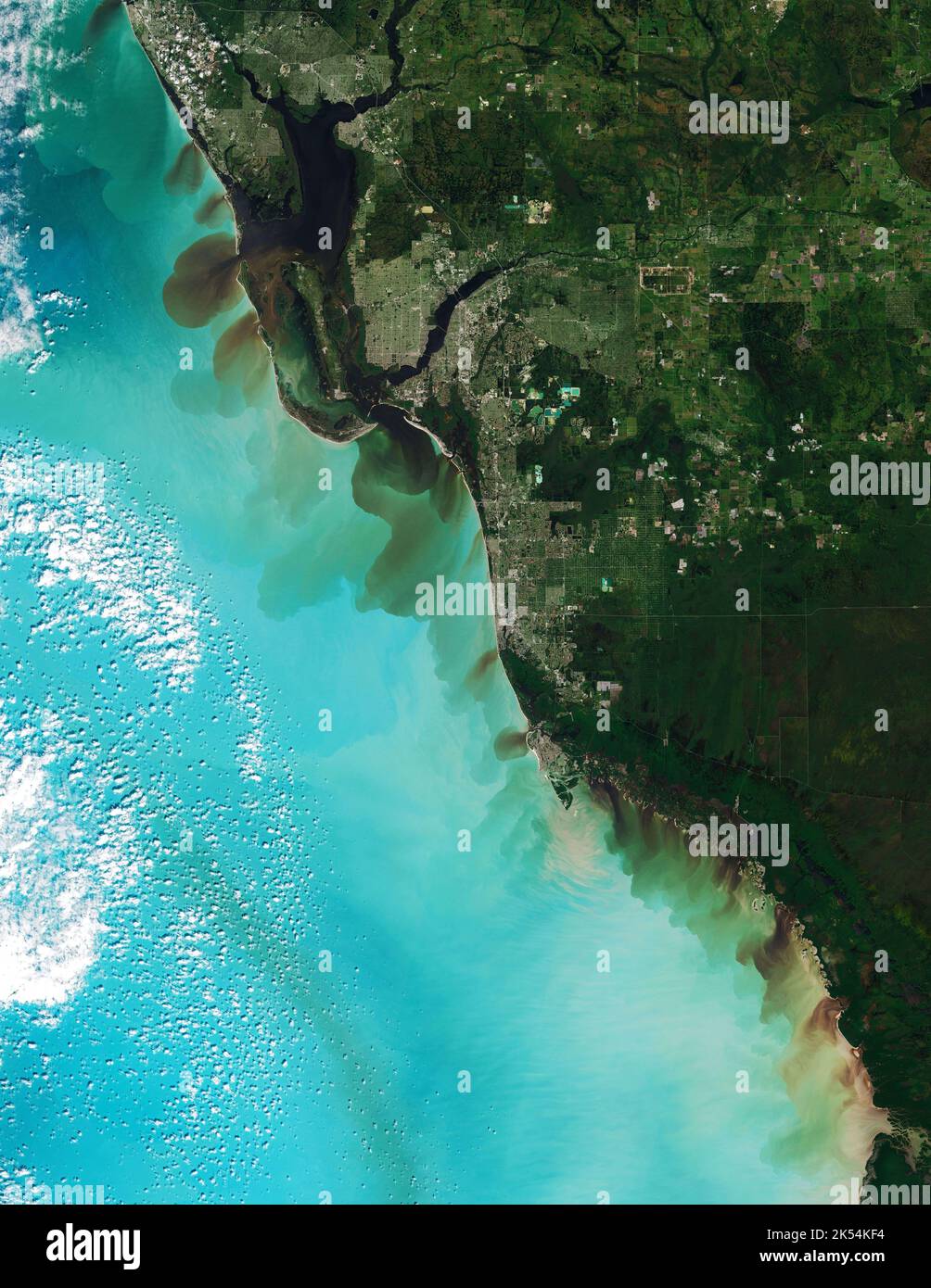 Florida, Stati Uniti. 30th Set, 2022. Acquisita dalla missione Sentinel-2 dell'Agenzia spaziale europea il 30 settembre 2022, mostra una vista dettagliata della costa vicino a Fort Myers, Florida. Parti di questa costa e isole barriera sono stati tra alcuni dei più colpiti, con inondazioni da tempesta di pompaggio che probabilmente misurato almeno 6 piedi (2 metri) profondo credito: NASA Terra / ZUMA Press Wire Service / ZUMAPRESS.com/Alamy Live News Foto Stock