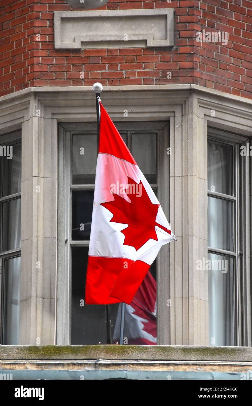 Bandiera canadese fuori casa Foto Stock