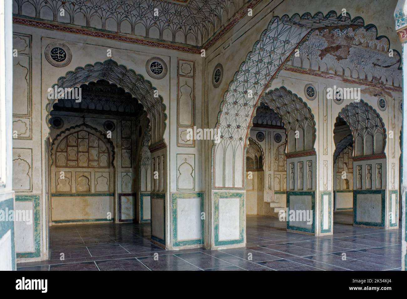 Archi all'interno della tomba e masjid a Bibi Ka Maqbara Foto Stock