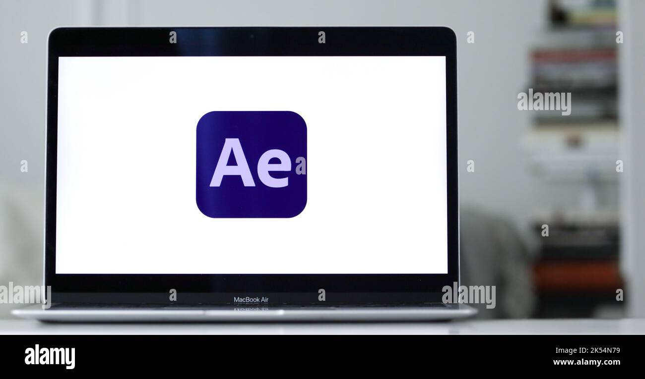 Primo piano del logo di Adobe After Effects (AE) sullo schermo di un notebook Foto Stock