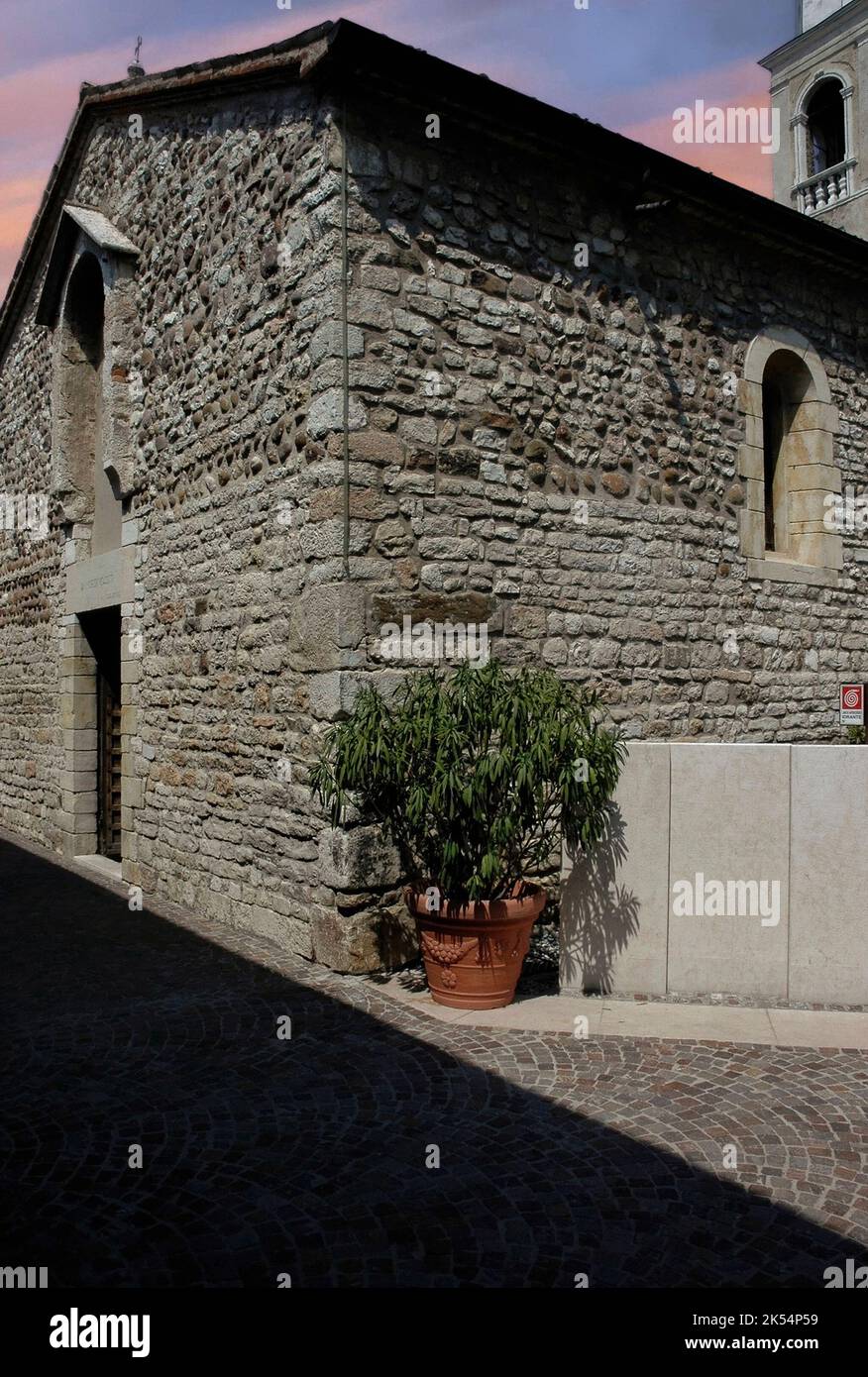 Chiesa di San Nicolò al Porto, chiesa romanica di Lazise (Veneto) dei primi anni del 1100s d.C. Foto Stock