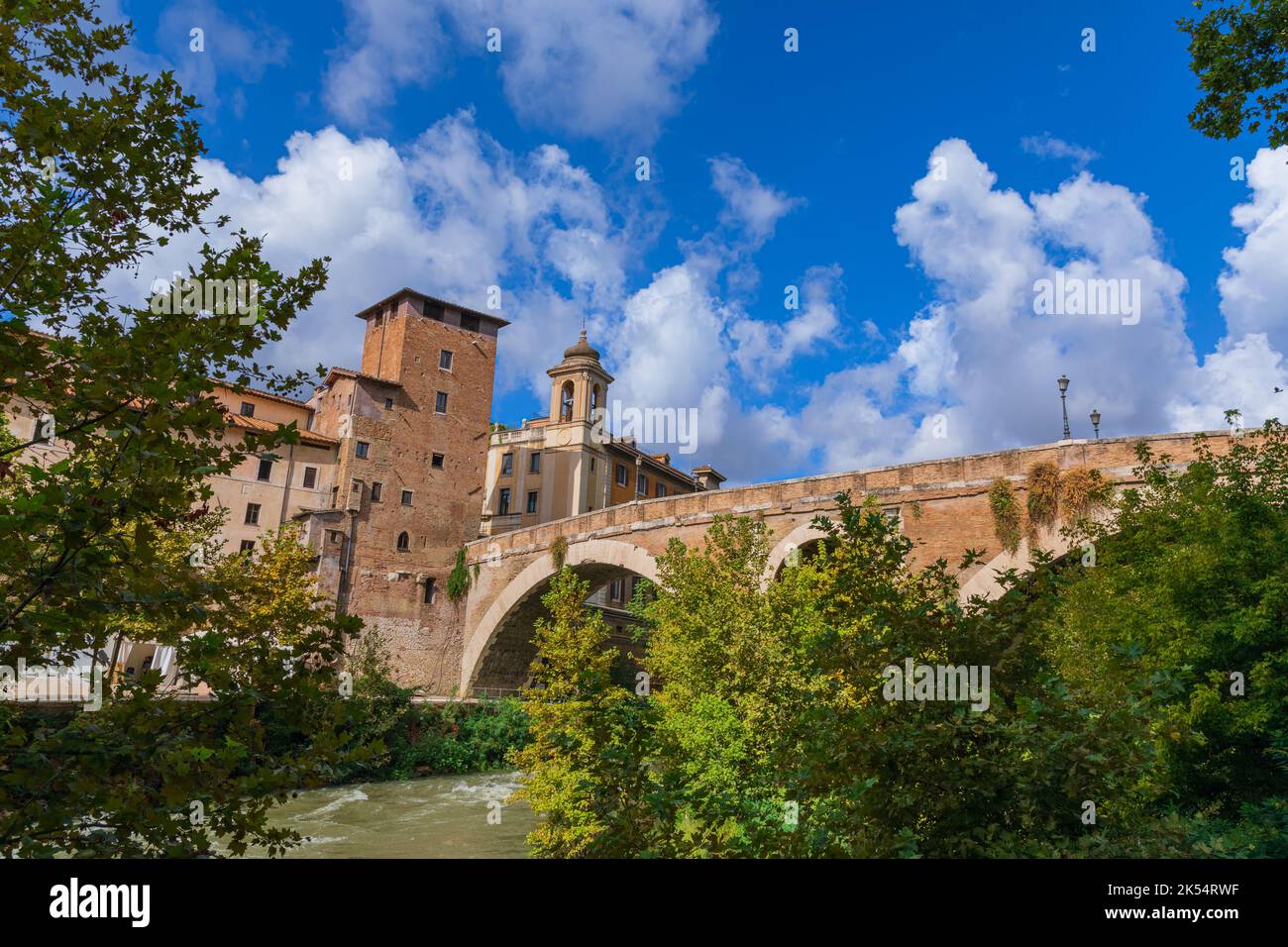 Fiume Tevere a Roma: Veduta dell'Isola del Tevere e del Ponte del Fabricium. Foto Stock