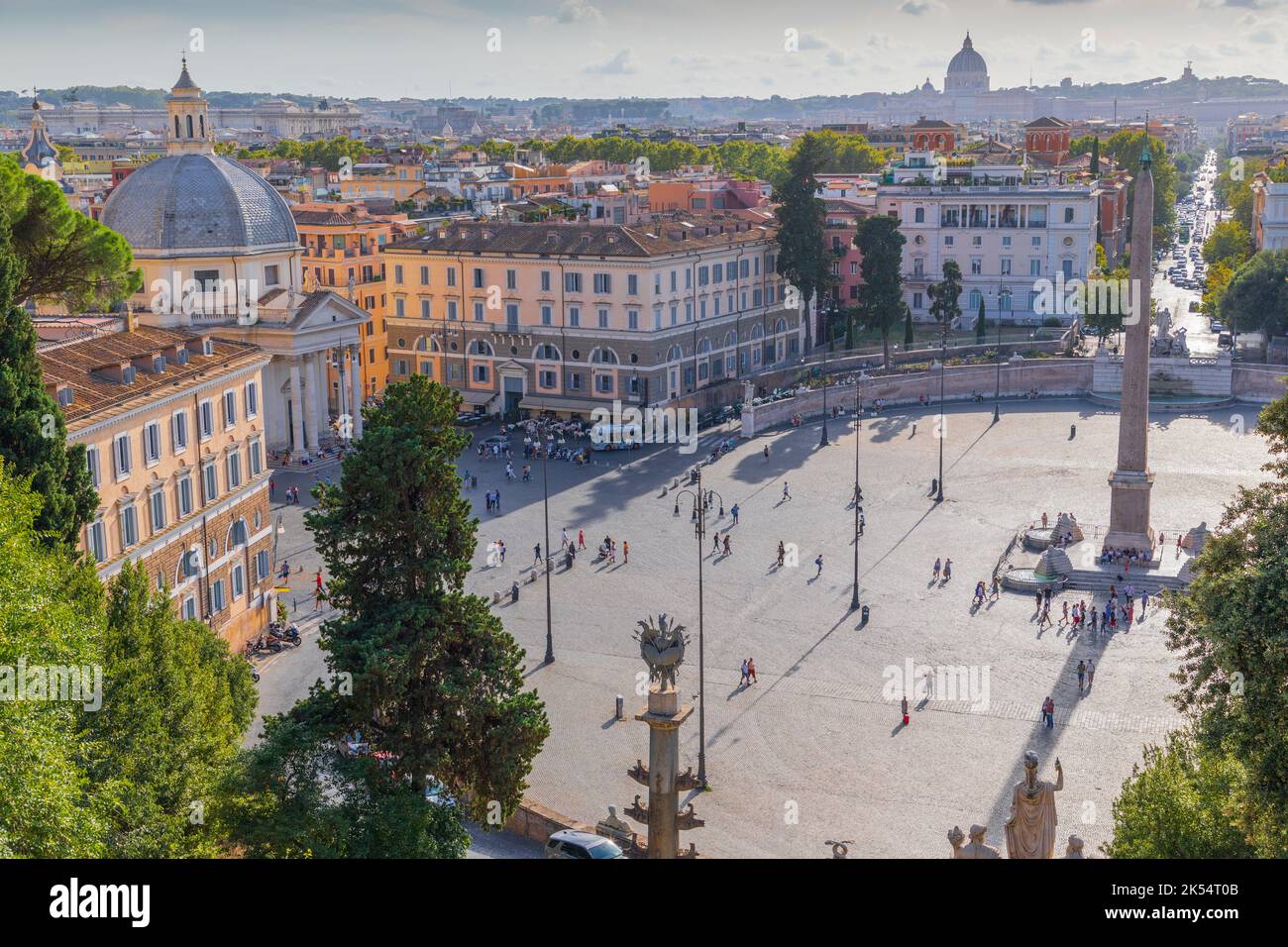 Vista su Piazza del Popolo a Roma. Skyline su Roma: Chiese di Santa Maria in Montesanto e Santa Maria dei Miracoli. Foto Stock
