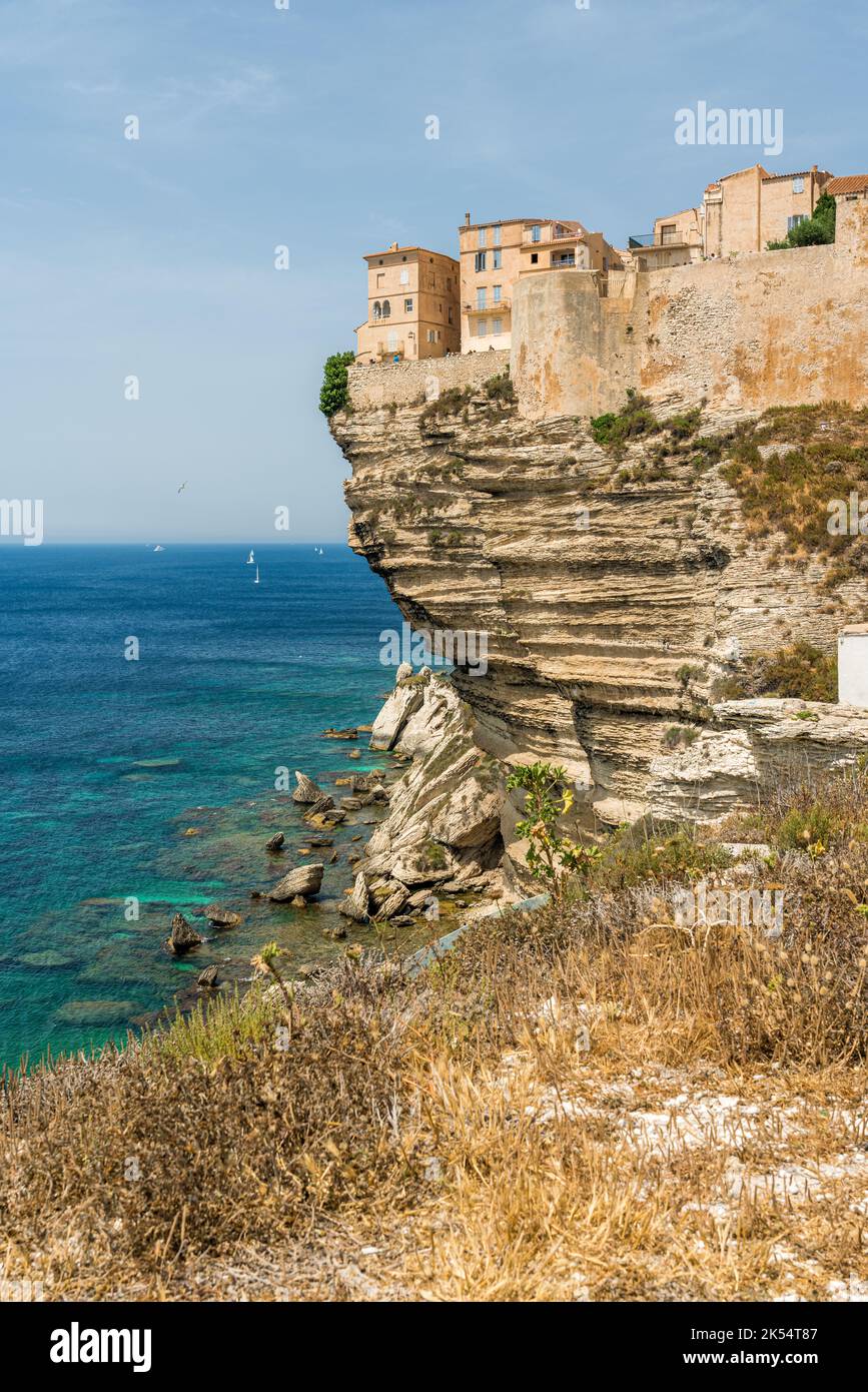 La città di Bonifacio arroccata sulle sue scenografiche scogliere in una giornata di sole estate. Corsica del Sud, Francia. Foto Stock
