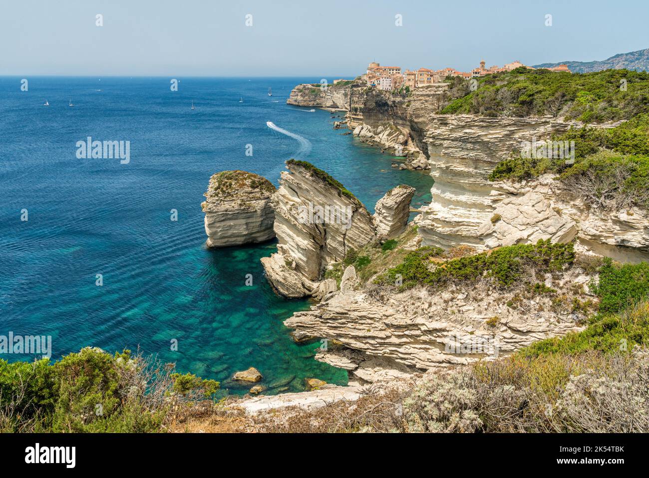 La città di Bonifacio arroccata sulle sue scenografiche scogliere in una giornata di sole estate. Corsica del Sud, Francia. Foto Stock