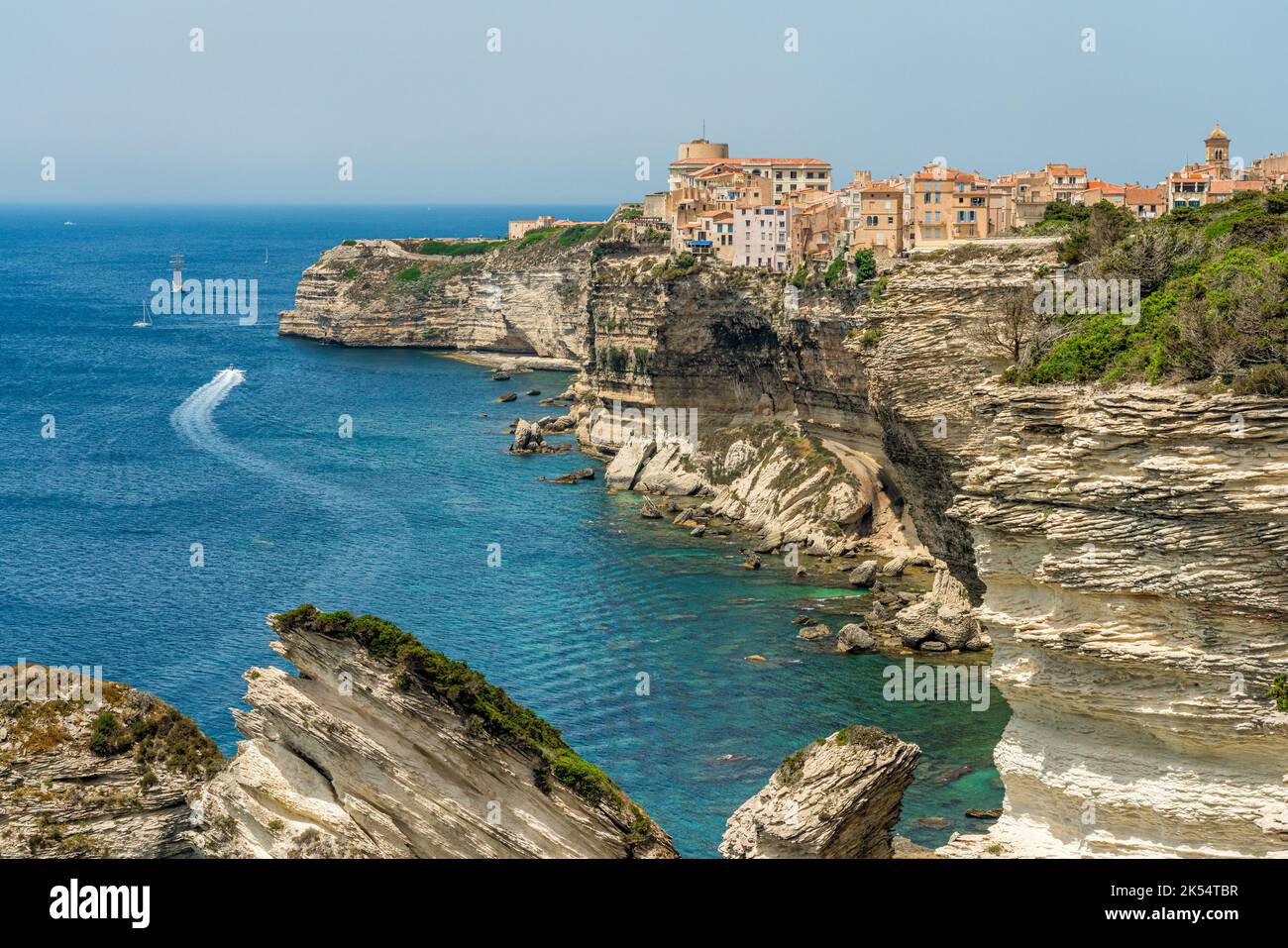 La città di Bonifacio arroccata sulle sue scenografiche scogliere in una giornata di sole estate. Corsica del Sud, Francia. Foto Stock