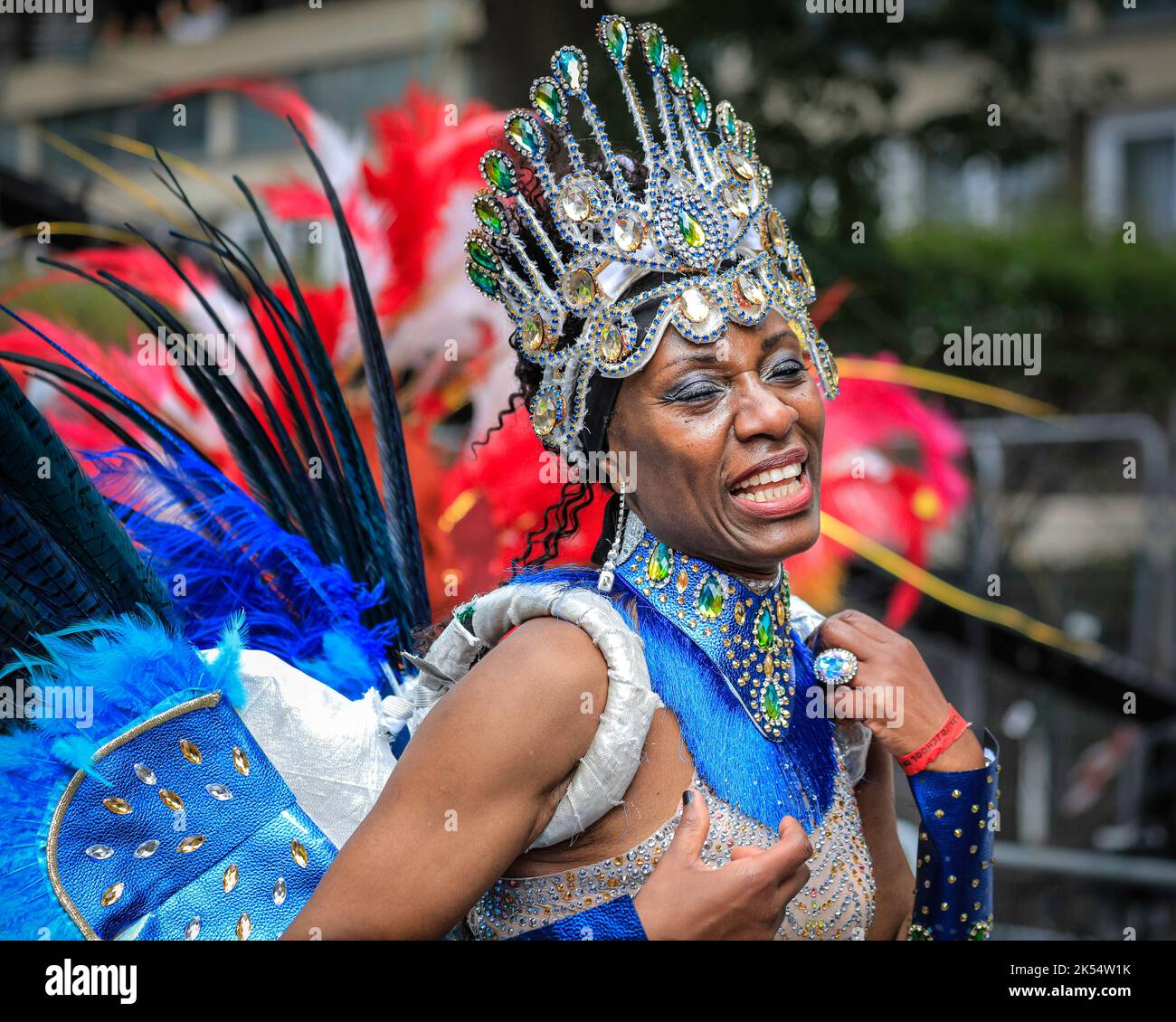 Ballerina Samba in costume con la scuola Paraiso di Samba, Notting Hill Carnival, Londra, Regno Unito Foto Stock