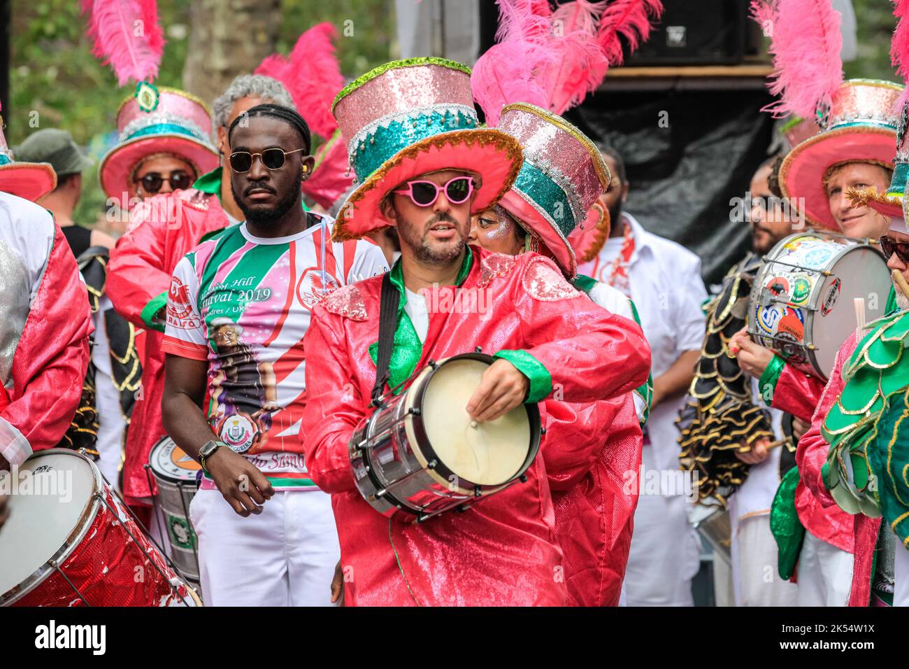 Batteristi Samba in costume con la scuola Paraiso di Samba, Notting Hill Carnival, Londra, Regno Unito Foto Stock