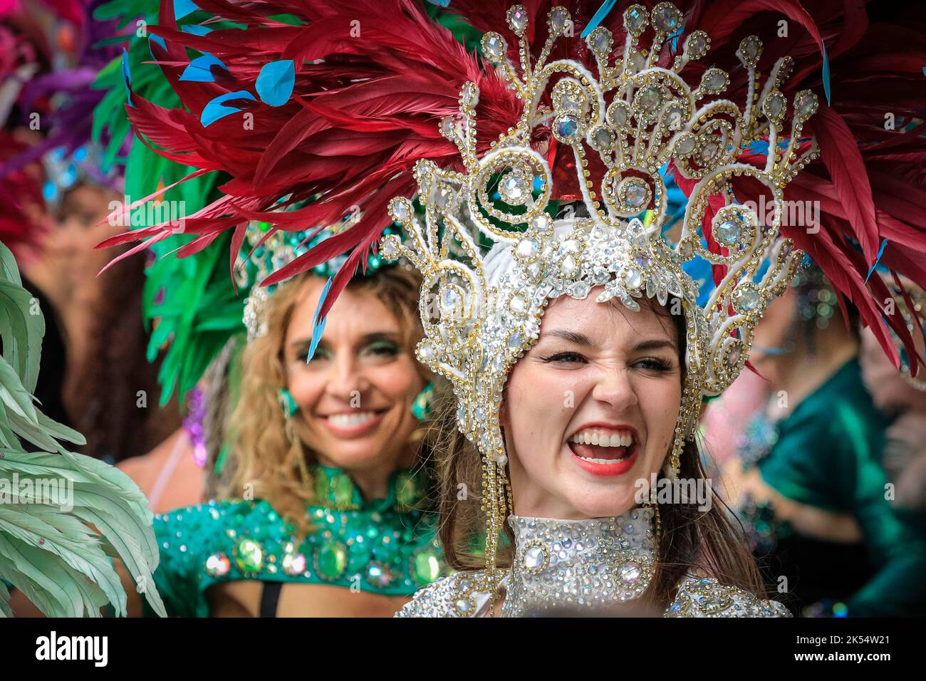 La ballerina Samba sorride in costume scintillante con la Paraiso School of Samba, Notting Hill Carnival, Londra, Regno Unito Foto Stock