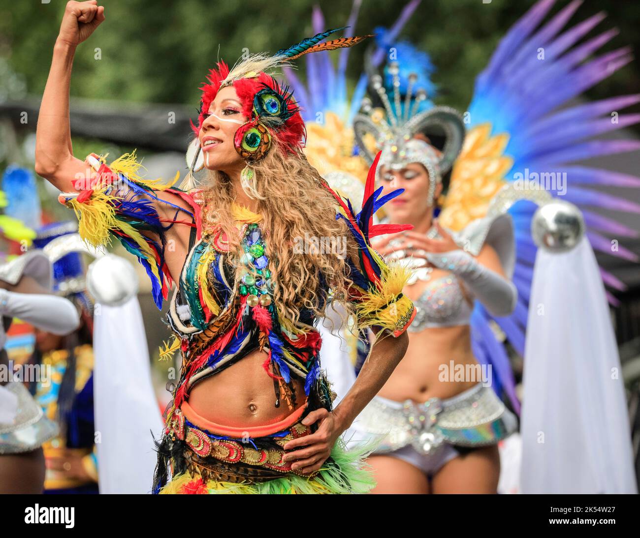 Partecipanti e ballerini in costumi vivaci alla parata di Notting Hill Carnival, Londra, Inghilterra, Regno Unito Foto Stock