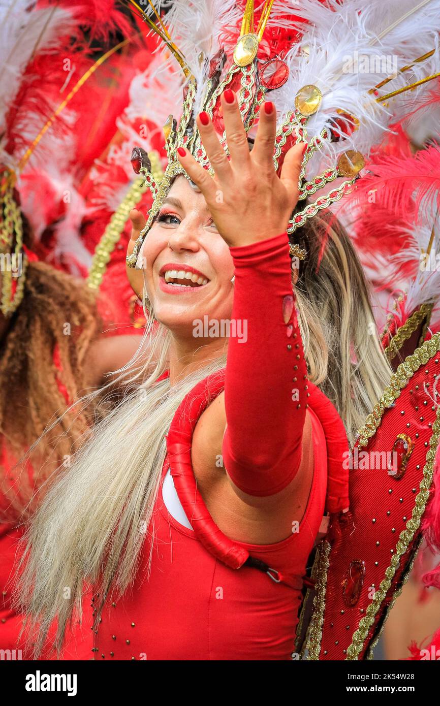 Ballerina Samba in costume di piuma rossa con Paraiso School of Samba, Notting Hill Carnival, Londra, Regno Unito Foto Stock